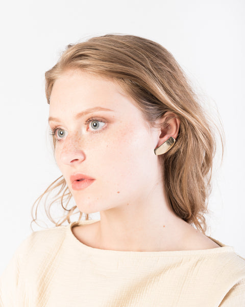 Irregular flat earrings in brass
