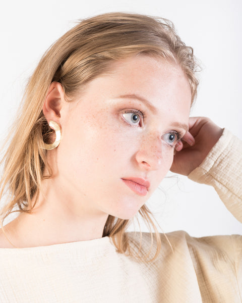 Irregular disk earrings in brass