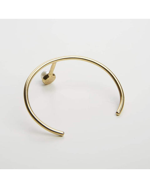 T-shaped cuff bracelet with pearl in gold